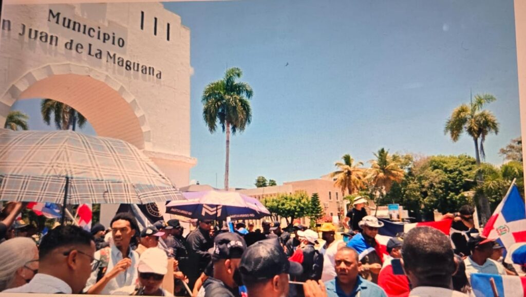 Multitud protesta contra proyecto minero en San Juan