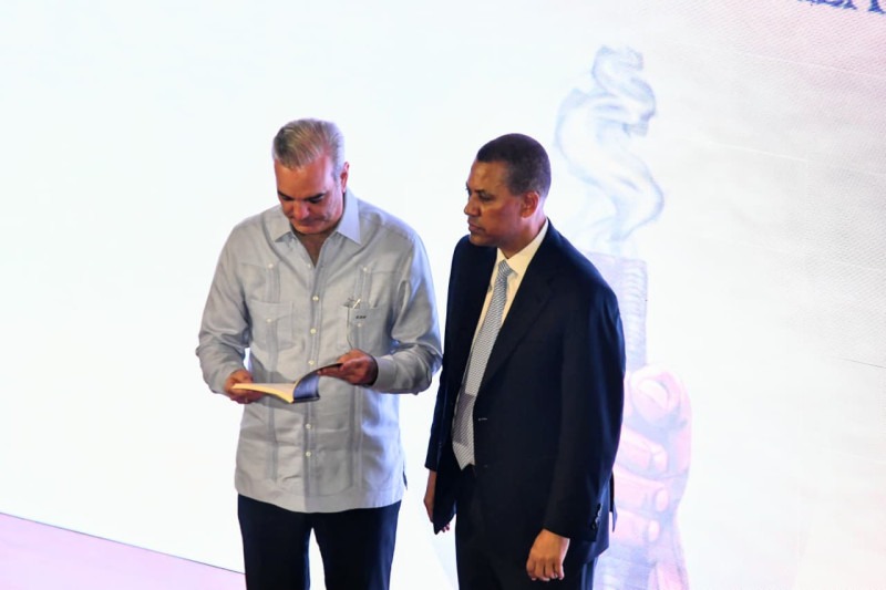 Guido Gómez Mazara presenta su nueva obra: "Para que no se Repita”; advierte al PRM no cometer errores del PRD.